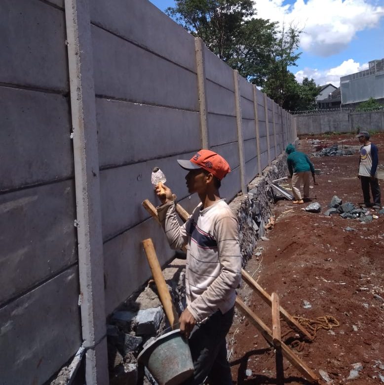 pagar panel beton terpasang di kendal