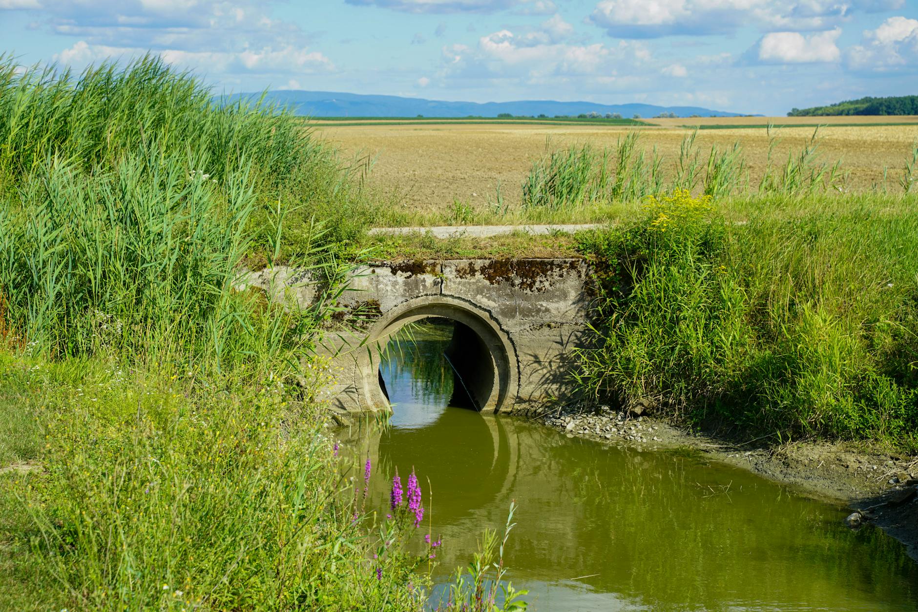 U ditch beton dengan struktur kuat, memudahkan aliran air dan stabilitas tanah pada proyek konstruksi