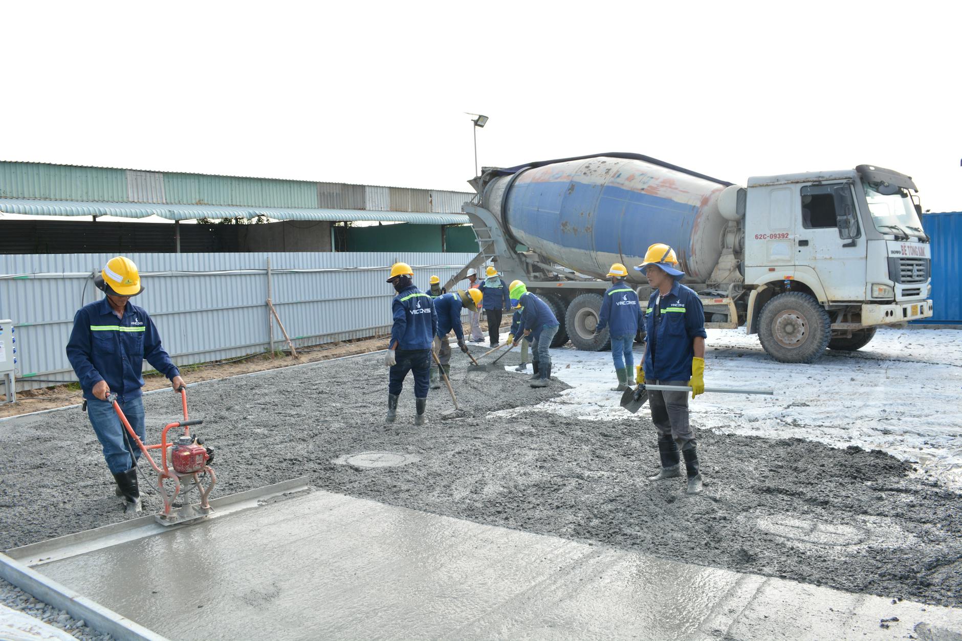 Beton pracetak berkualitas tinggi diproduksi di Kendal untuk proyek konstruksi cepat dan kuat.